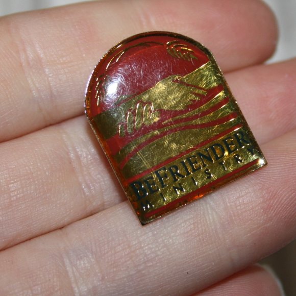 Vintage gold and red Befriender Ministries lapel pin 1" - Picture 1 of 4